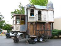 O casă mobilă făcută dintr-o remorcă, un autobuz vechi sau o Gazelle: cum să o faci singur?
