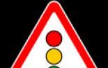 Sarı-yeşil arka planda geçici yol işaretleri ve işaretler.