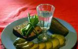 Рецепти за хрупкави краставици с водка за зимата в осолени буркани под найлонов капак