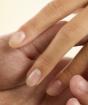Come rimuovere un anello da un dito gonfio a casa?